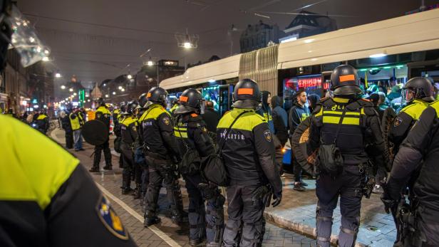 Israelische Fußballfans in Amsterdam attackiert: Drei Vermisste, mögliche Geiselnahme