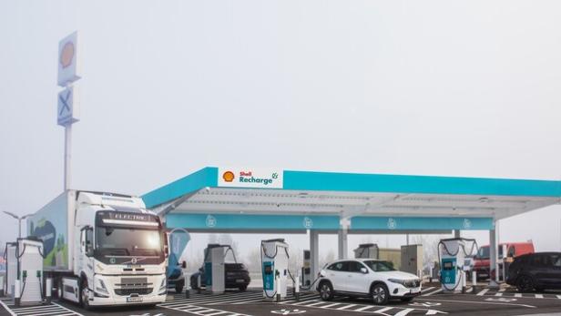 Shell eröffnet ersten Hybrid-Ladepark für LKW und PKW in Österreich