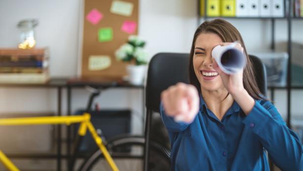 Junge Frau hat sichtlich Spaß in der Arbeit.