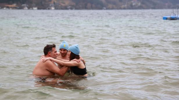 Prickelnd: Selbstversuch Eisbaden im fünf Grad kalten Attersee