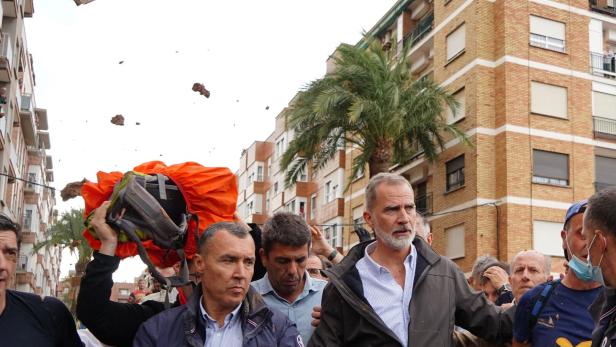 Nach Schlammwürfen: Spaniens König besucht erneut das Flutgebiet