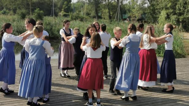 Spaß an der Bewegung, Brauchtum, Gemeinschaft und Inklusion werden in den burgenländischen Volkstanzgruppen von klein auf gelebt