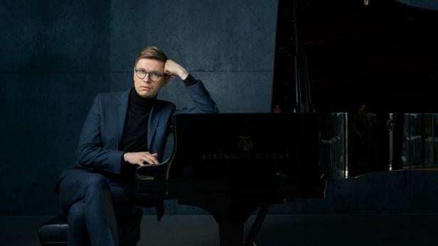 Der isländische Starpianist Víkingur Ólafsson (40)