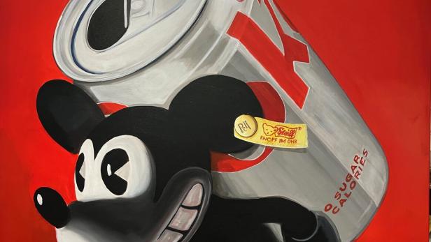 Eine grinsende, düstere Micky Maus im Stil Gottfried Helnweins trägt eine Cola-light-Dose am Rücken. Im Ohr ist eine Marke der Firma Steiff.