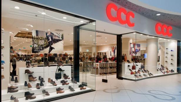 Das Schaufenster eines CCC-Schuhgeschäfts in einem Einkaufszentrum.