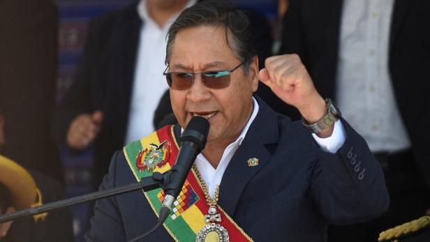 Luis Arce bei einer Rede mit erhobener Faust.