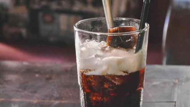 Glas mit Eiswürfeln und Cola