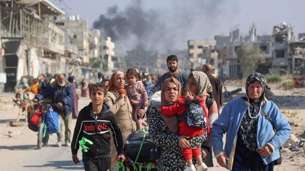 Palästinenser auf der Flucht im Norden Gazas von Beit Hanoun nach Jabalia.