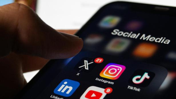 Smartphone-Bildschirm mit Apps wie Instagram, TikTok und YouTube