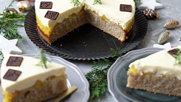 Schokodekor und Rosmarinzweige geben der Weihnachtstorte den letzten Schliff