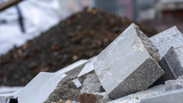 "Zement ist ein Klebstoff, der mit Wasser fest und zu Beton wird", sagt Sebastian Spaun