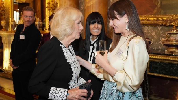 Queen Camilla im Gespräch mit Emily Mortimer