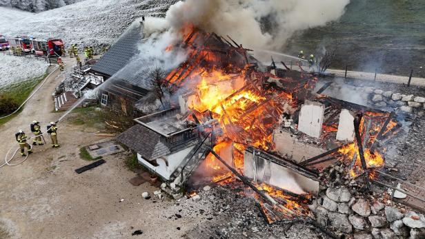 Buchberghütte in Flammen: Wassermangel erschwerte Löscharbeiten