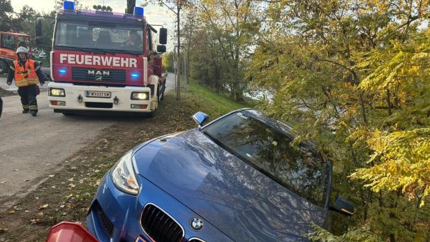 Das Fahrzeug des Flüchtigen rutschte über eine Böschung