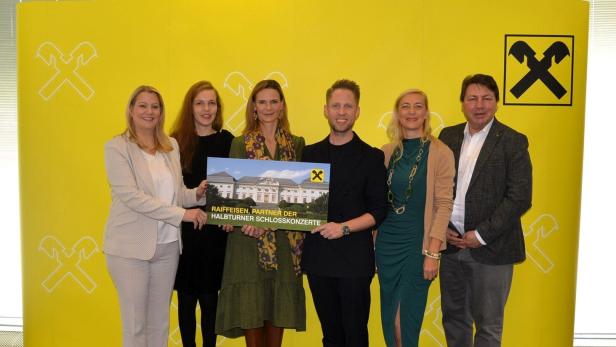 Landesrätin Daniela Winkler, Schauspielerin Lisa Weidenmüller, Philippa Königsegg-Aulendorf, Präsidentin Halbturner Schlosskonzerte, Schauspieler Markus Freistätter, Organisationsleiter Gabriele Schindl und Rudolf Könighofer, Generaldirektor Raiffeisenlandesbank Burgenland (v.li.).