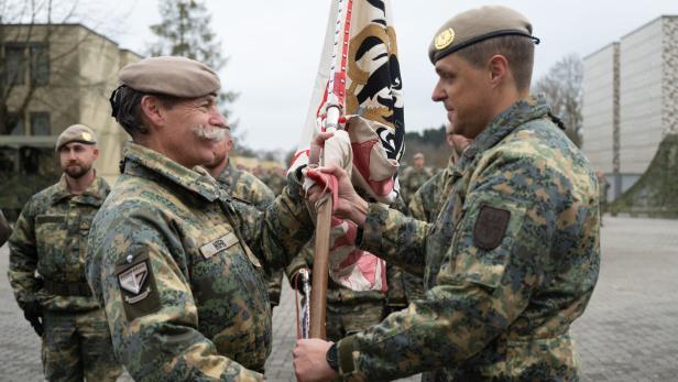 Fahnenübergabe von Brigardier Ritter an neuen Amstettner Kommandant Göd