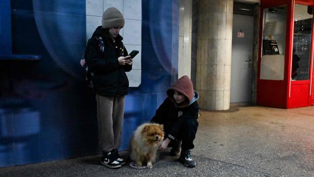 Ukrainische Kinder nehmen Zuflucht in einer U-Bahnstation in Charkiw