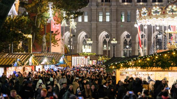 Betrug am Christkindlmarkt: 91-Jährige "von Flüssigkeit am Kopf getroffen"