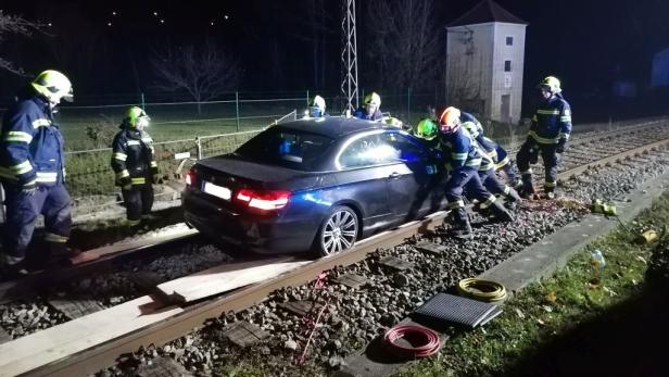 Feuerwehreinsatz in NÖ: Pkw blieb auf Schienen stecken