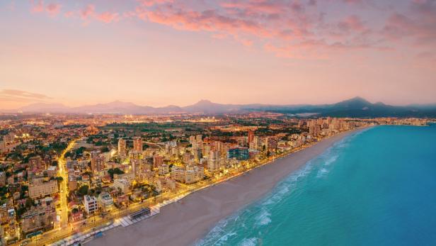 Campello Beach bei Sonnenuntergang bei Alicante