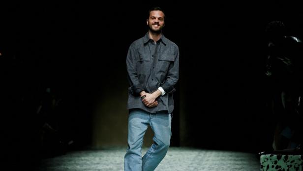 Matthieu Blazy steht auf einem Laufsteg.