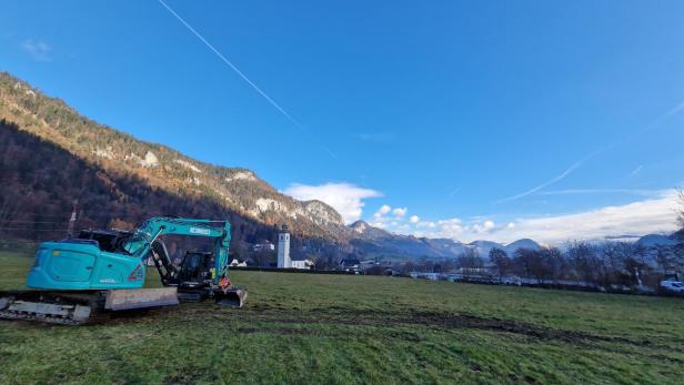 Bagger auf Wiese