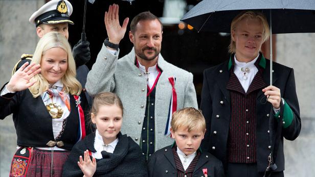 Krronprinzessin Mette-Marrit, Kronprinz Haakon, Prinzessin Ingrid Alexandra, Prinz Sverre Magnus und Marius Borg Høiby (2015)