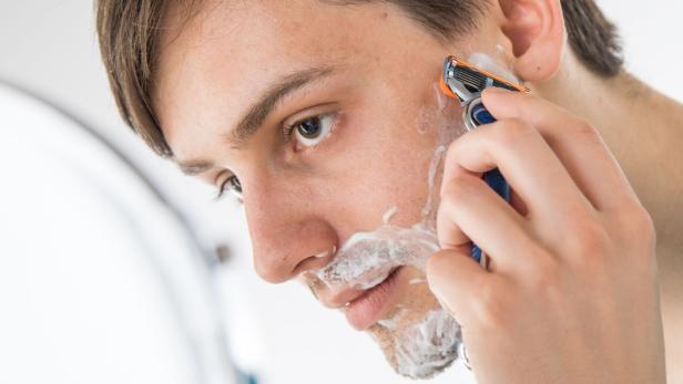 Stiftung Warentest hat 16 Systemrasierer und vier Rasierhobel unter die Lupe genommen