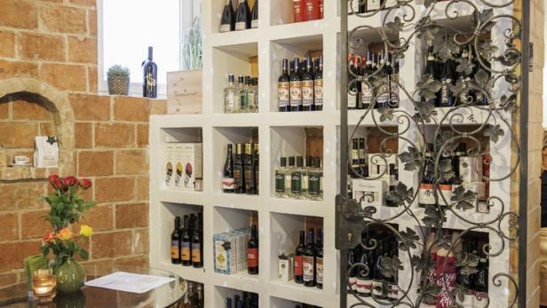 Die „Civediamo Bar“ präsentiert eine Auswahl an Weinen und Spirituosen in einem rustikalen Ambiente.