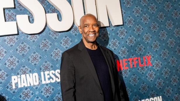 Denzel Washington vor einem Filmplakat von Netflix