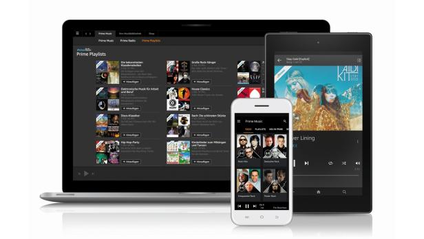 Ein Laptop, ein Tablet und ein Smartphone zeigen die Amazon Prime Music App.