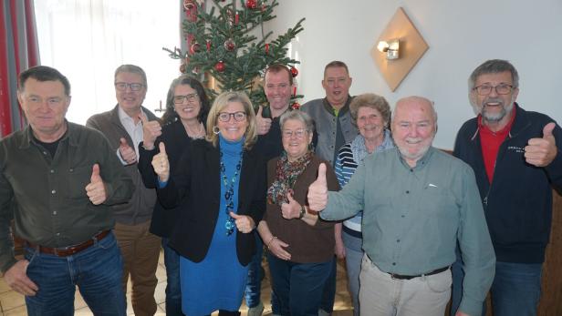 Mitglieder der Bürgerinitiative &quot;Pro Nibelungengau&quot; bejubeln das Aus der Schotterseilbahn über die Donau