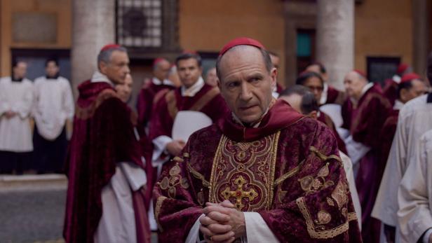 Ralph Fiennes kämpft sich als Kardinal in Edward Bergers kirchlichem Kammerspiel „Konklave“ durch einen Dschungel an Intrigen