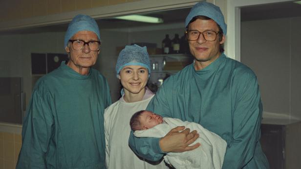 Patrick Steptoe, Jean Purdy und Robert Erdwards mit Louise Brown, dem ersten IVF-Baby, im Film &quot;Joy&quot;