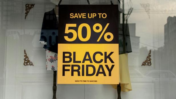 Am Black Friday stehen vor allem zahlreiche Schnäppchen zu (angeblich) günstigen Preisen im Mittelpunkt. Diese Angebote kommen mit Konsequenzen.