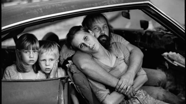 Mary Ellen Mark. Ausstellung &amp;quot;Mary Ellen Mark. The Lives of Women&amp;quot; im WestLicht, 22. November bis 16. Februar 2025. www.westlicht.atelle&amp;gt;Die Familie Damm in ihrem Auto, 1987Mary Ellen Mark