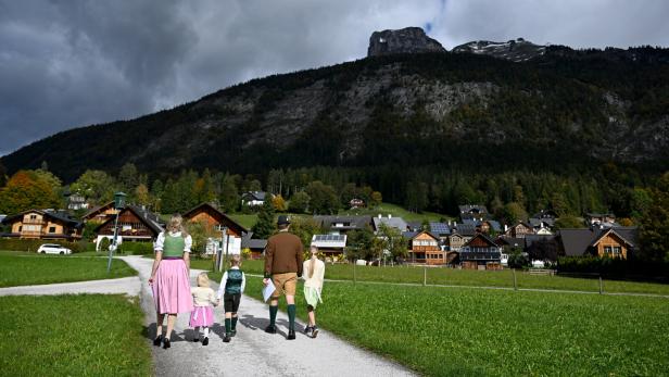 Menschen in Tracht auf Spazierweg