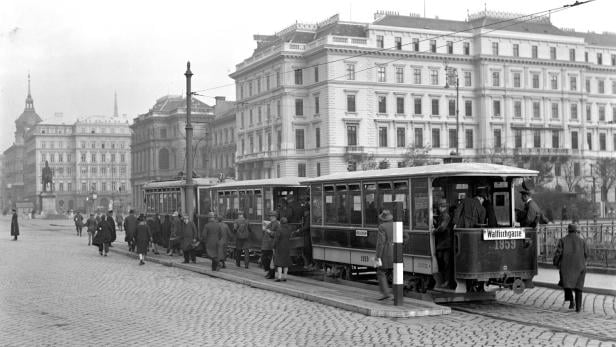 Straßenbahn in Wien in den 20ern: Der 71er an der Kreuzung Schwarzenbergplatz und Lothringer Straße im Jahr 1929.