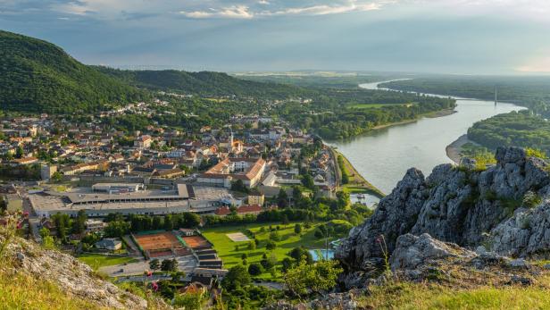 Hainburg liegt eingebettet zwischen Donau, Braunsberg und den Hainburger Bergen