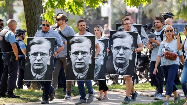 Rechte Demonstranten bei einer demokratischen Wahlveranstaltung in Chicago diesen Sommer: Mit Bonhoeffer gegen einen &quot;autoritären&quot; Präsident Biden.