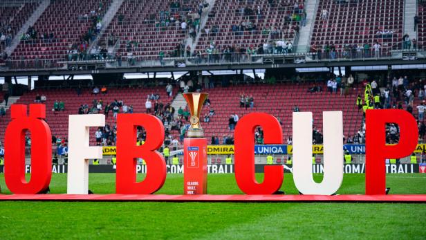 Der ÖFB-Cup-Pokal steht vor einer Tribüne im Stadion geschrieben.