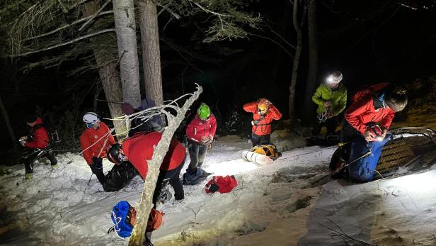 Spärlich bekleidete Frau beim Bergwandern 70 Meter abgestürzt