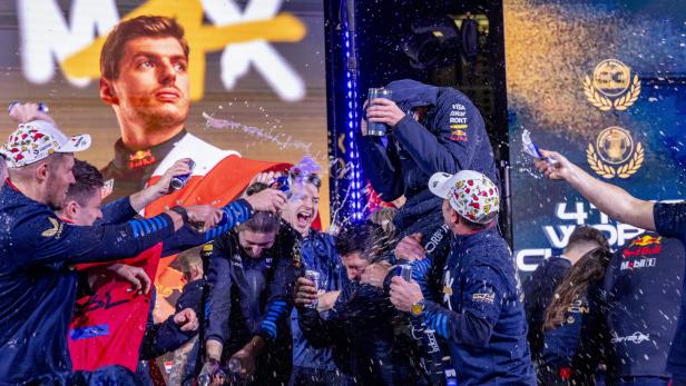 Gemeinsame Party in Las Vegas: Von seinem Team wurde Weltmeister Max Verstappen mit Sekt und Red Bull bespritzt. Danach widmete sich der Niederländer dem Bier