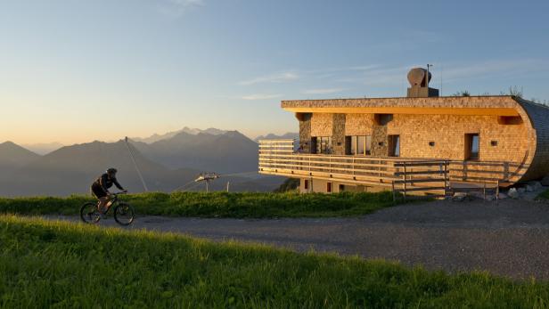 Die Fassade des Panoramarestaurants in der Bergwelt Hahnenkamm in Höfen wurde zweifach mit Lärchenschindeln gedeckt