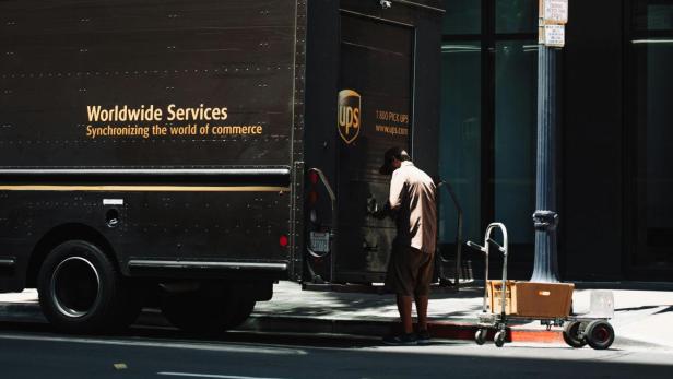 UPS-Wagen parkt auf Straße