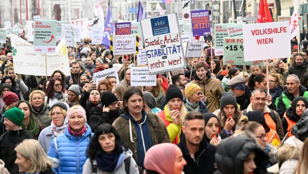 Vor der dritten Verhandlungsrunde fanden Betriebsversammlungen und Demonstrationen statt.