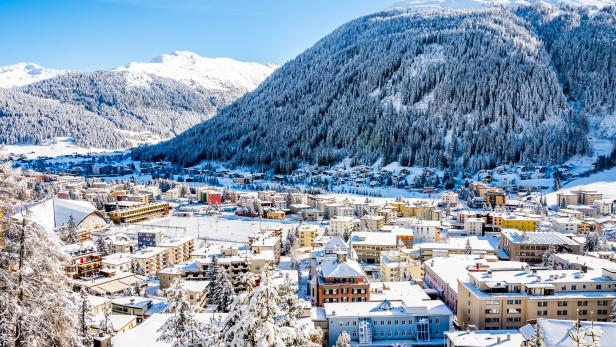 Davos, die höchstgelegene Stadt Europas, liegt auf 1.560 Meter Seehöhe. Von Dezember bis Februar verwandelt sich das Sportstadion Davos in eine 4.500 m² große Eislauffläche.