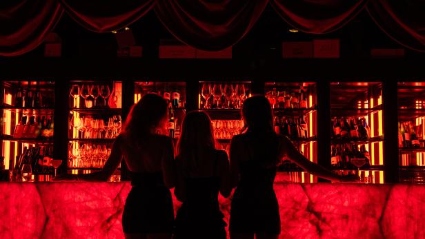 Drei Frauen stehen in der Cici Club Bar auf der Mariahilfer Straße.