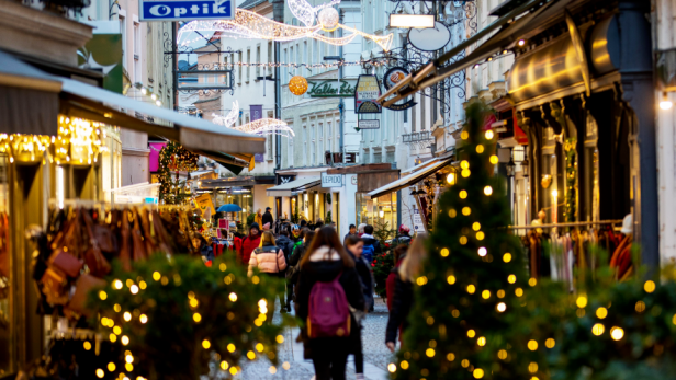 Eine weihnachtlich beleuchtete Einkaufsstraße.