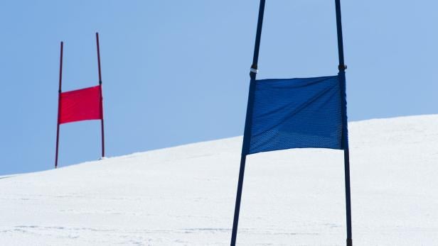 Skipiste mit Slalomtoren 